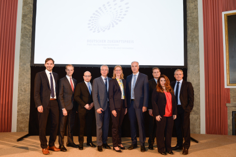 (v.l.n.r.) Martin Klenk, Alexander Rinke, Bastian Nominacher, Prof. Dr. rer. nat. Walter Leitner, Dr. rer. nat. Berit Stange, Dr. rer. nat. Christoph Gürtler, Prof. Dr. sc. techn. Mark E. Ladd, Christina Triantafyllou, Ph.D., Univ.-Prof. Dr. med. Arnd Dörfler