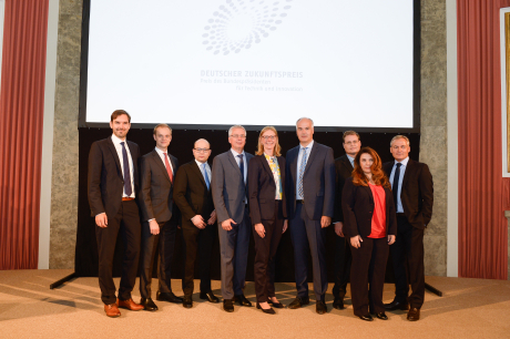 (v.l.n.r.) Martin Klenk, Alexander Rinke, Bastian Nominacher, Prof. Dr. rer. nat. Walter Leitner, Dr. rer. nat. Berit Stange, Dr. rer. nat. Christoph Gürtler, Prof. Dr. sc. techn. Mark E. Ladd, Christina Triantafyllou, Ph.D., Univ.-Prof. Dr. med. Arnd Dörfler